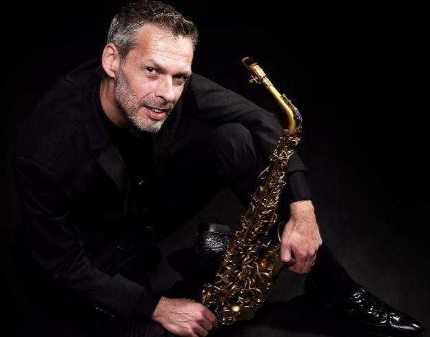 Saxofonist Jay | Artiest huren bij Swinging.nl