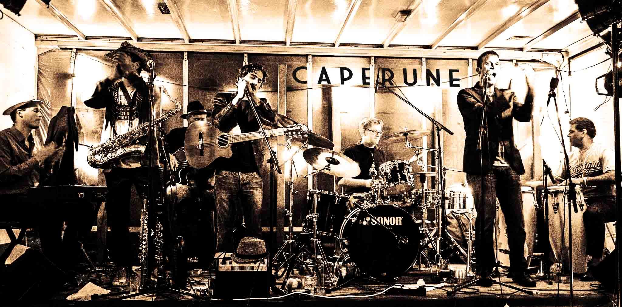 Latin band Caperune boeken via swinging